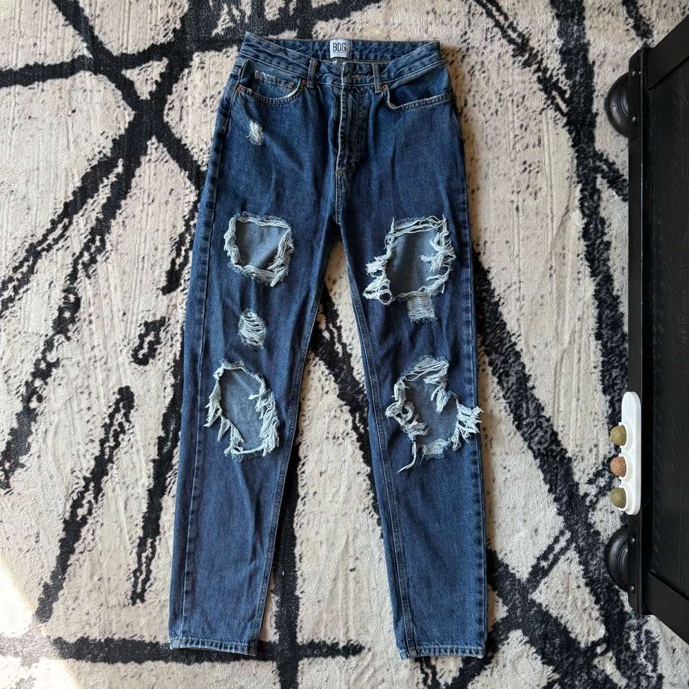 BDG mom high rise ripped jeans (26)